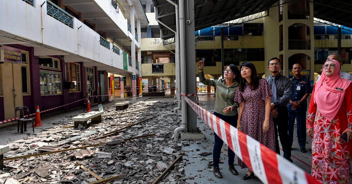 பள்ளிக் கூரை இடிந்து விழுந்தது, யாரும் காயமடையவில்லை