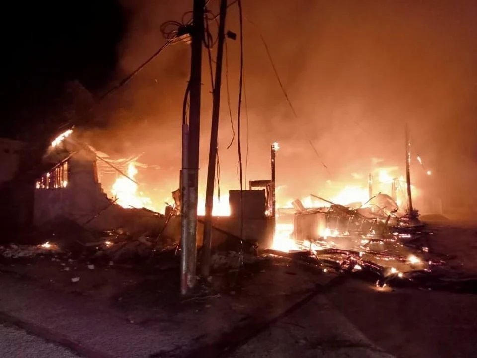 எட்டு வீடுகள் தீக்கிரையாகின மாது மரணம்