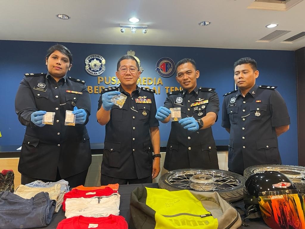 வழிபறி கொள்ளை, காதல் ஜோடி பிடிபட்டனர்