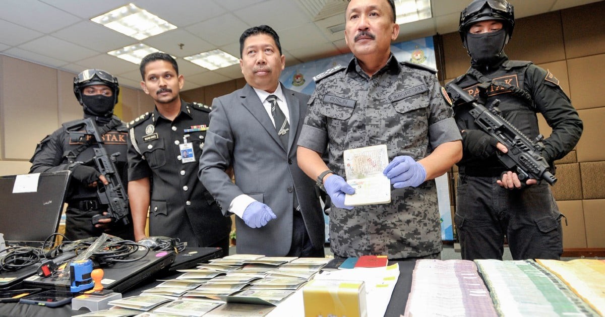 இணைய ​சூதாட்டக்கும்ப​ல் முறியடிப்பு, 15 பேர் கைது