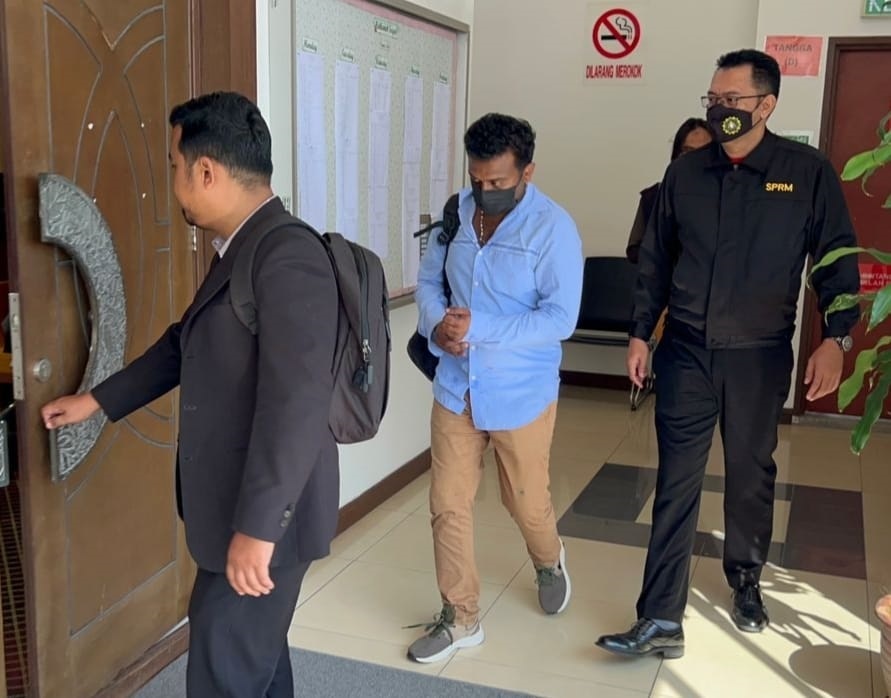 குத்தகையாளர் மீது போலி ஆவணங்களை பயன்படுத்தியதாக குற்றச்சாட்டு