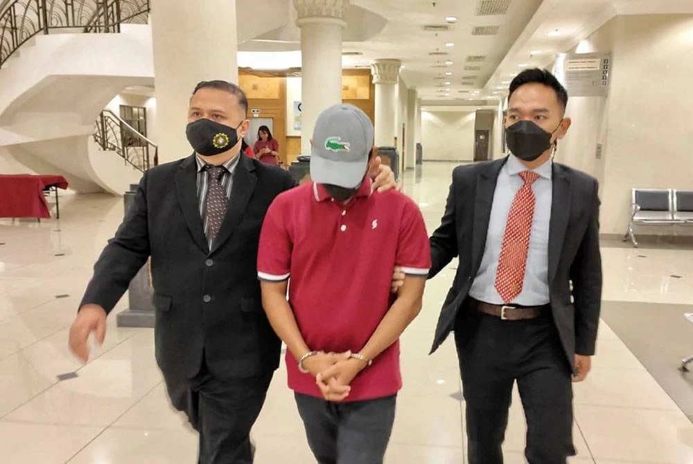 நிர்வாக உதவியாளருக்கு 13 மாத சிறை