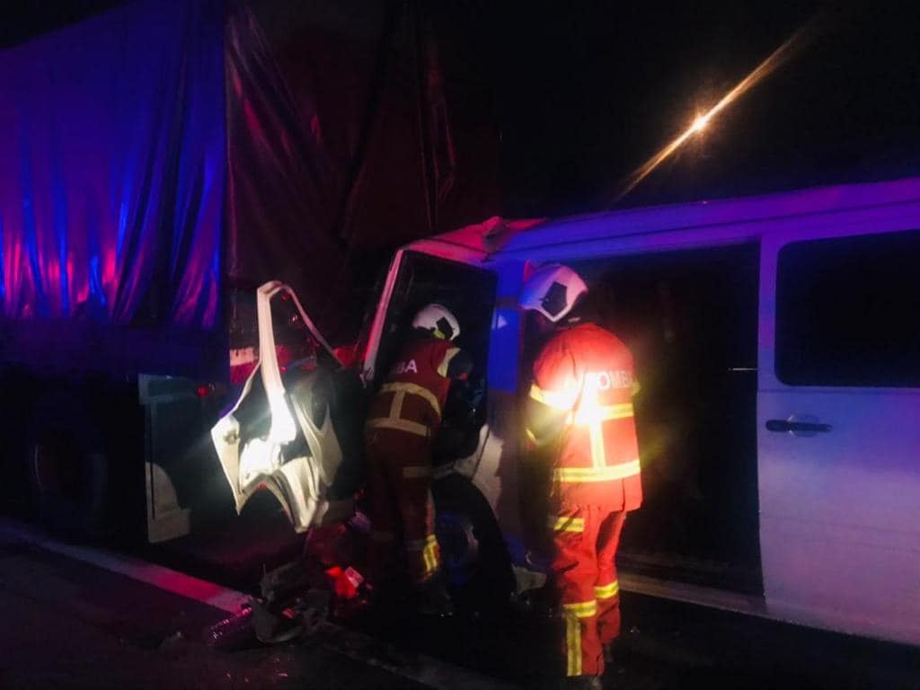 லோரியில் மோதியதில் மூவர் படுகாயம்