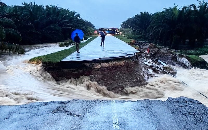 சாலை இடிந்தது, 5 ஆயிரத்திற்கும் மேற்பட்டோர் அவதி