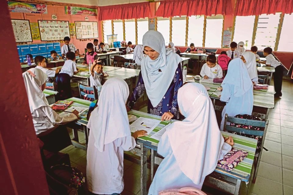 6 பாடங்களுக்கு ஆசிரியர் பற்றாக்குறை.