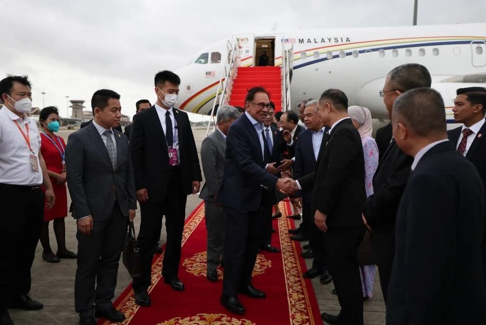 சீனா சென்றடைந்தார் பிரதமர் அன்வார்