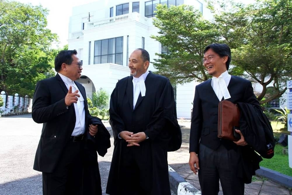 முன்னாள் போலீஸ் தலைவர் வழக்கறிஞர் ஆனார்