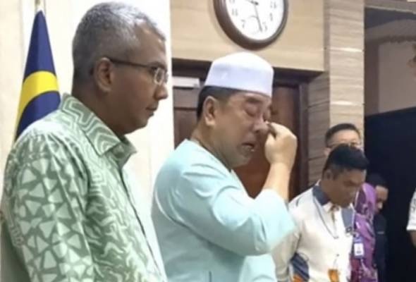 கண்ணீருடன் விடைப்பெற்றார் முன்னாள் முதல்வர்