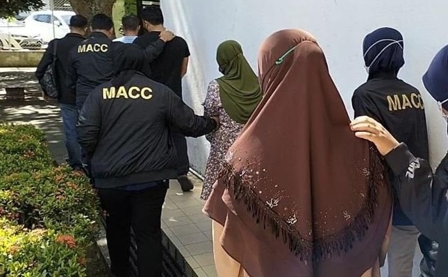 சட்டவிரோத செயலில் ஈடுபட்ட சுங்கத்துறை அதிகாரிகள் பணிநீக்கம் செய்யப்படலாம்