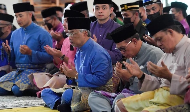 பள்ளிவாசல்களை அரசியல் களமாக பயன்படுத்தாதீர் - மாமன்னர் வலியுறுத்து