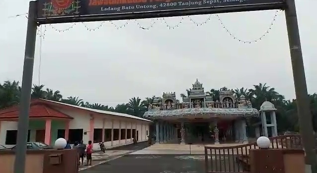 தஞ்சோங் சிப்பாட் ஸ்ரீ மகா மாரியம்மன் ஆலய கோபுர கலசத்தை மின்னல் தாக்கியது