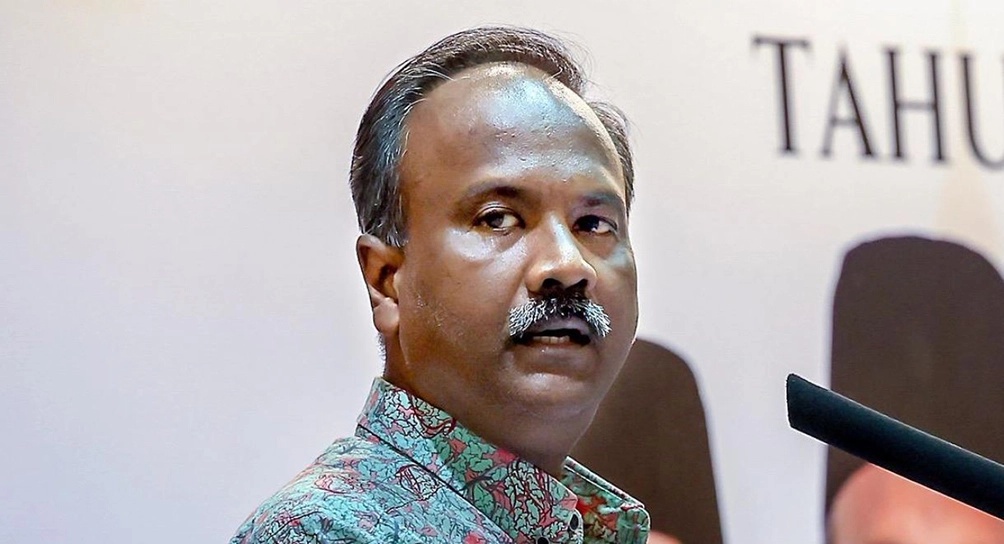 இரண்டு அதிகாரிகள் விடுவிக்கப்பட்டனர்