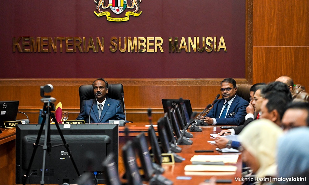 மனித வள அமைச்சர் சிவகுமாரின் 3 சிறப்பு அதிகாரிகள் இடை ​​நீக்கம்