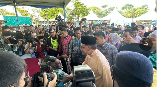 பொது உபசரிப்பில் 10 ஆயிரம் பேர் கலந்து கொண்டனர்