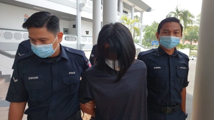 ஆடவர் மீது 32 குற்றச்சாட்டுகள்