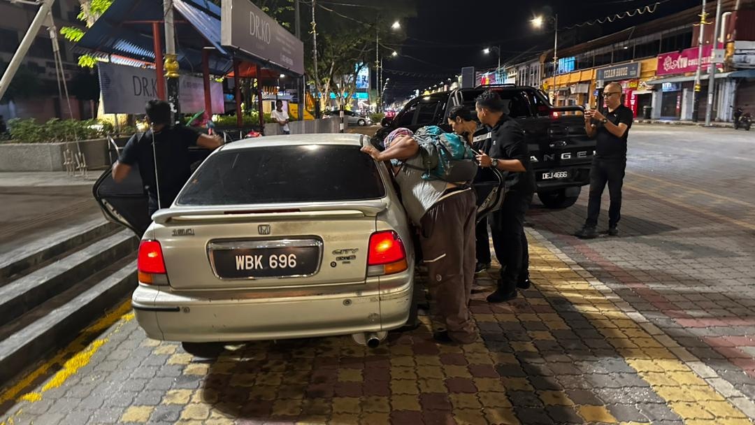 பேறு குறைந்த அந்நிய நாட்டவர்களைப் பயன்படுத்தி பிச்சை எடுக்க வைத்த ஆடவர் கைது