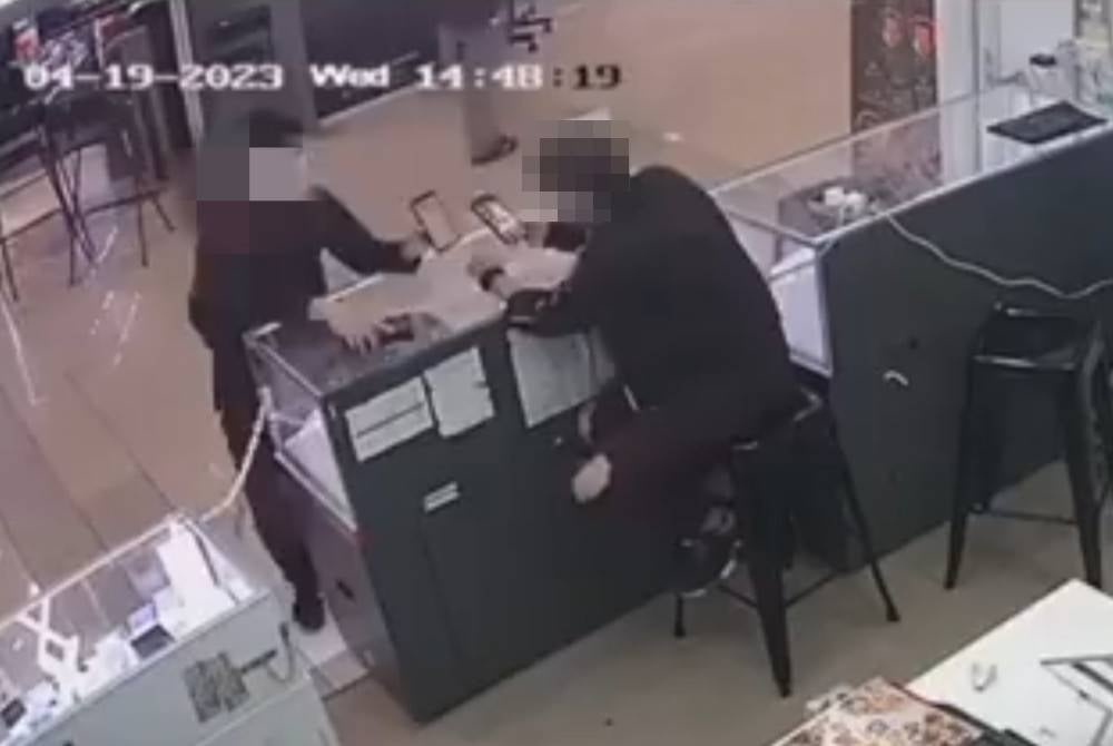 கைப்பேசியைத் திருப்பி தந்து விட்டார், நடவடிக்கையில்லை