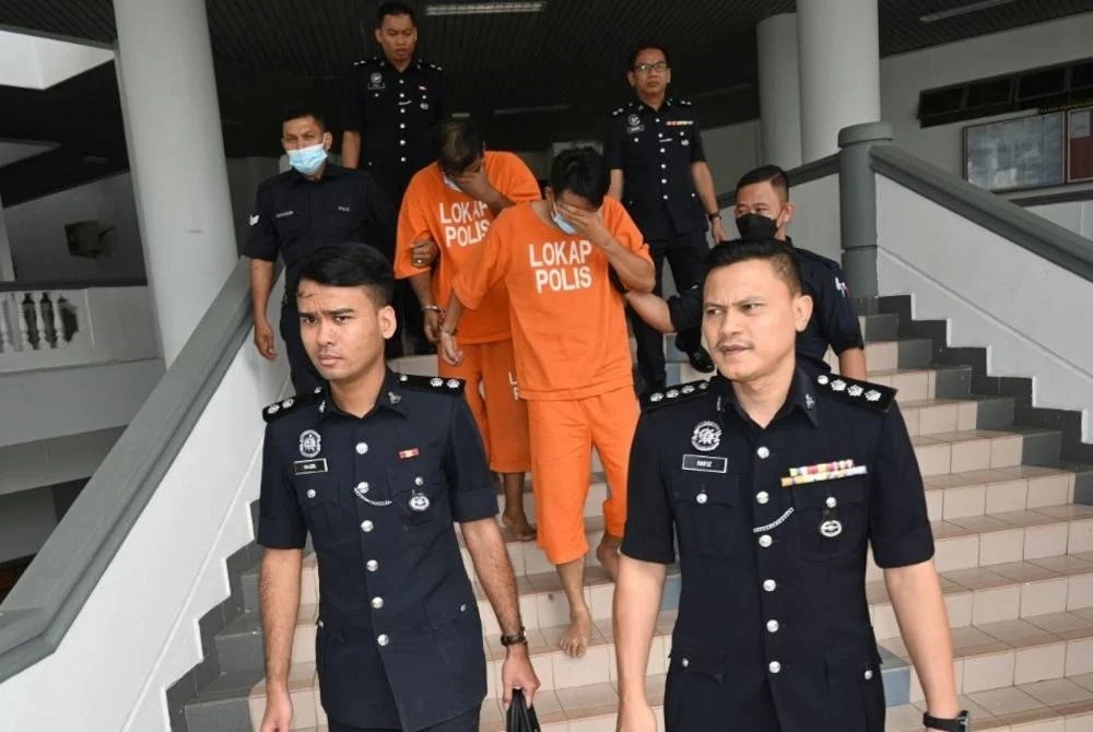 இரு போலீஸ்காரர் மீது குற்றச்சாட்டு