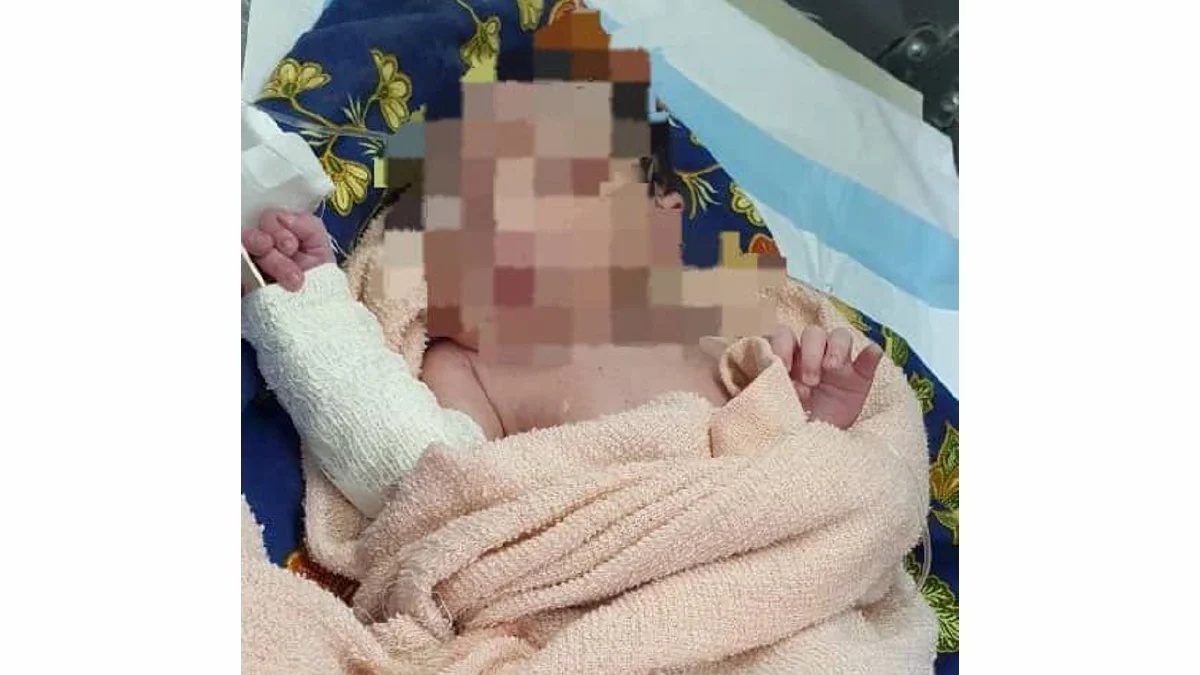 தூக்கி வீசப்பட்ட நிலையில் கைக்குழந்தை கண்டெடுக்கப்பட்டுள்ளது