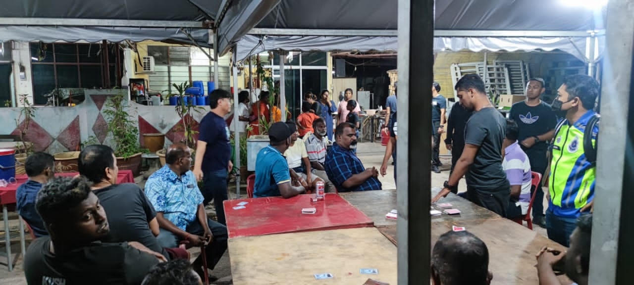 இறப்பு வீட்டில் சூதாட்டம், 13 இந்தியர்கள் கைது