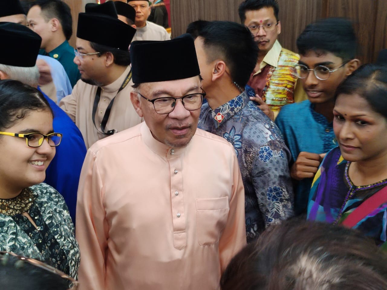 என் உருவப் படத்தைத் தாங்கிய  விளம்பர பலகைகள்  இனி வேண்டாம்  பிரதமர் அன்வார் வலியுறுத்து