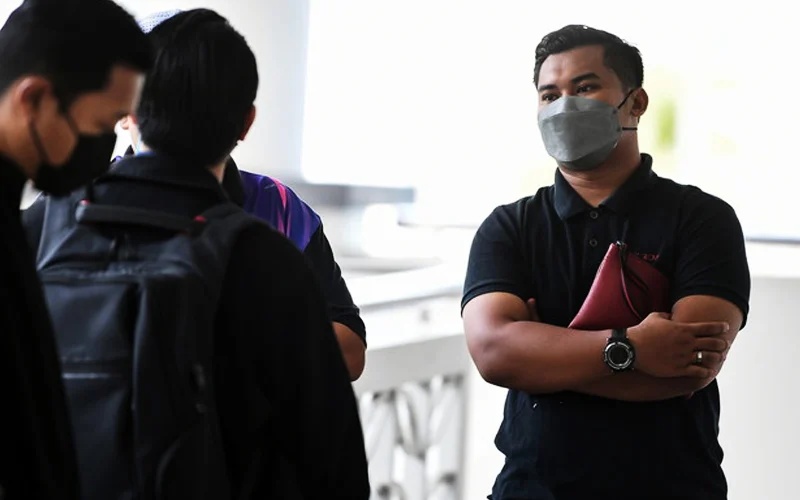 ஆபாச உள்ளடக்கங்கள், ஆடவர் மீது குற்றச்சாட்டு