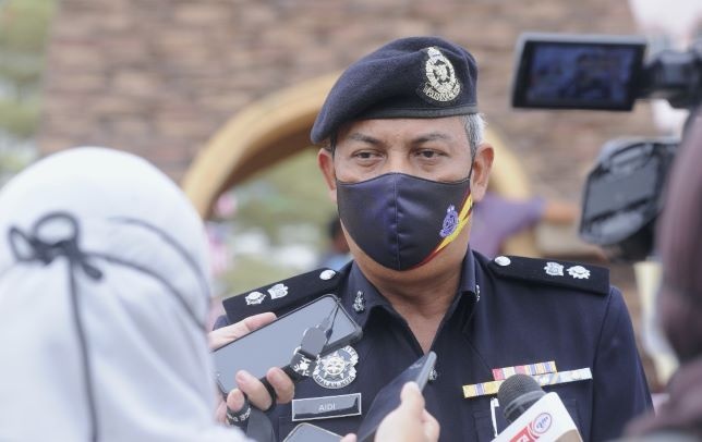 வாகனத்தை வழிமறைத்த ஆடவர் கைது