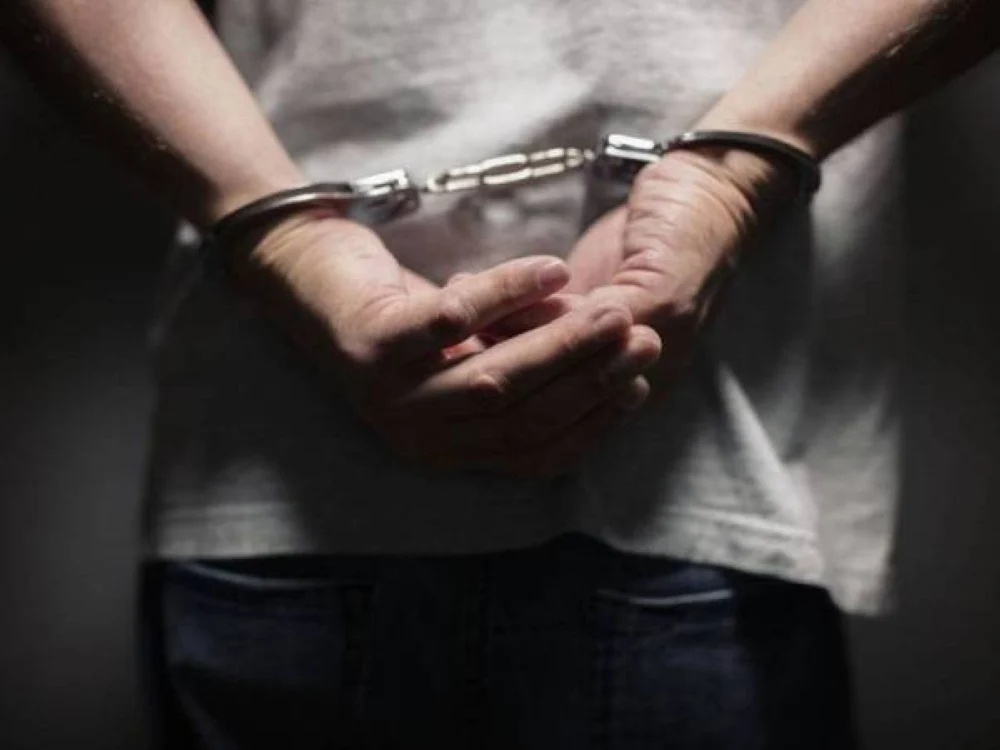 கார் ஒன்று எரிக்கப்பட்டது தொடர்பில் இருவர் கைது