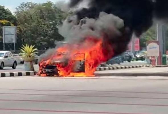 காரில் திடீர் தீ ஓட்டுநர் உயிர்த்தப்பினார்