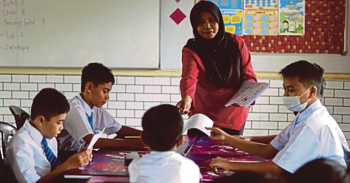 ஆசிரியர்களின் பணிச்சுமைக்குத் தீர்வுக் காண வேண்டும்