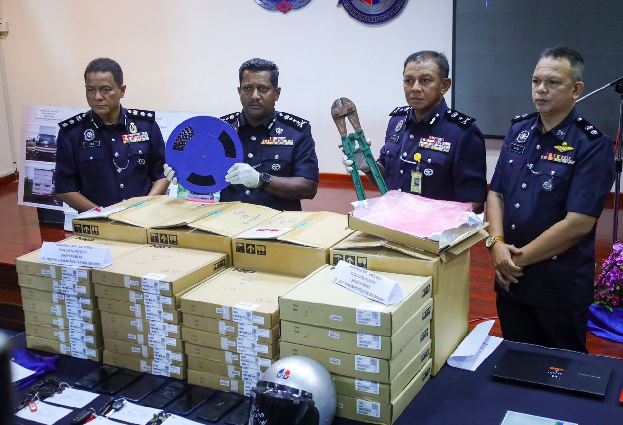 விமான நிலையத்தில் கொள்ளை, ஆறு ஆடவர்கள் கைது