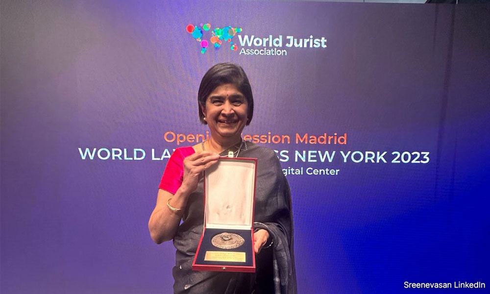 அனைத்துலக உயரிய விருதுதைப் பெற்றார் அம்பிகா சீனிவாசன்