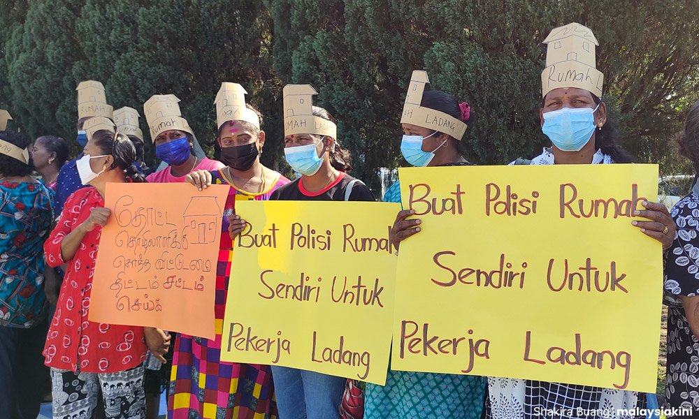 தோட்டத் தொழிலாளர்களுக்கு சொந்த வீட்டுடைமைத் திட்டத்தை அமல்படுத்த கோரி பாட்டாளிகள் அமைதி மறியல்