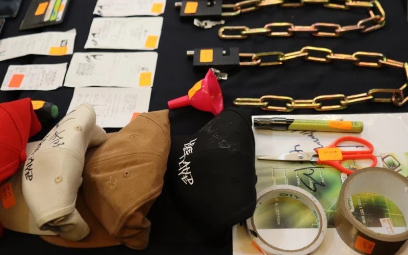 கார்களுக்குத் தீ வைத்த நால்வர் கைது