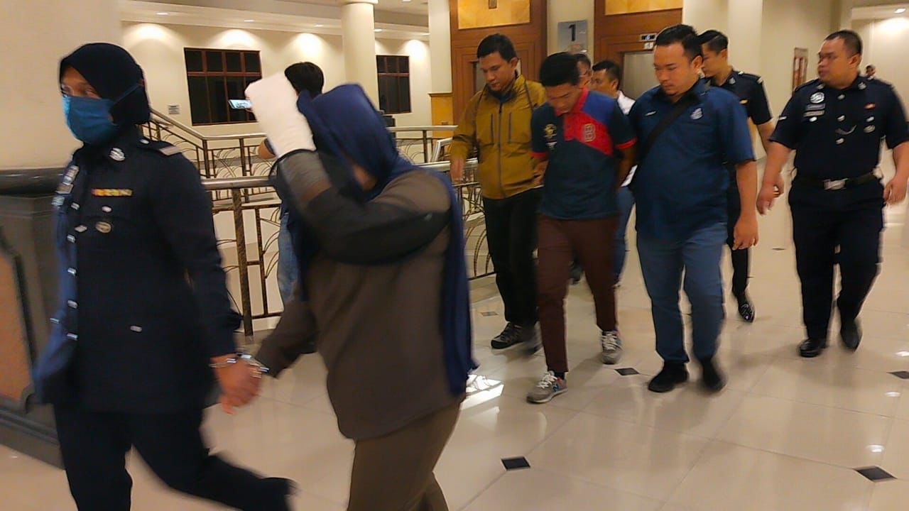 குழந்தைகளைச் சித்ரவதை செய்த கணவன் மனைவி கைது