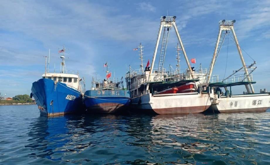 4 அந்நிய நாட்டு கப்பல்கள் தடுத்துவைக்கப்பட்டுள்ளன