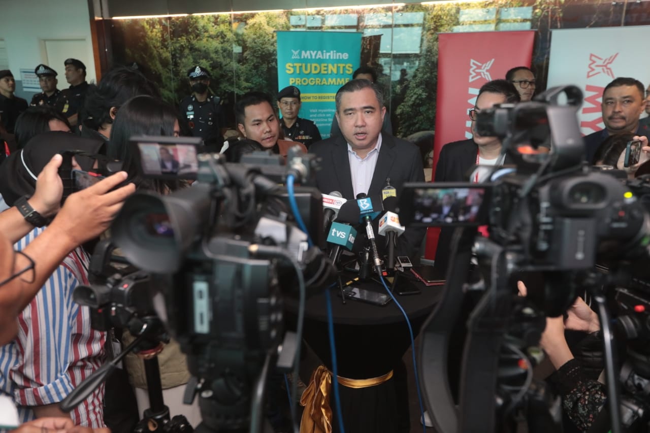 விமான நிலையத்தில் அமைச்சர் ரகலையா? அறிக்கை இன்னும் கிடைக்கவில்லை