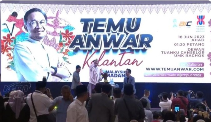 பல்கலைக்கழகங்களுக்கு செல்வதை நிறுத்திவிட்டு பொருளாதார மீட்சியில் கவனம் செலுத்துங்கள்