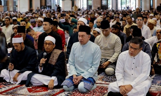 பத்தாயிரம் பேருடன் பிரதமர் சிறப்புத் தொழுகை