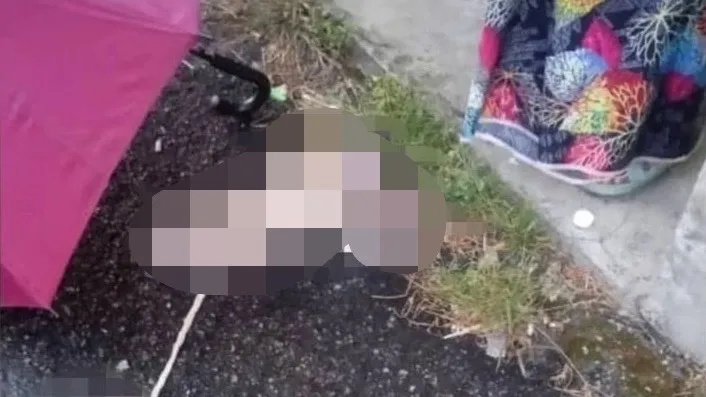 குழந்தை சாலை ஓரத்தில் கண்டு பிடிக்கப்பட்டுள்ளது