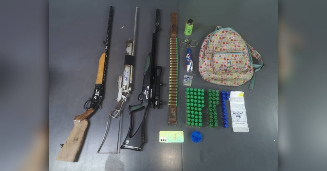 மூன்று ஆடவர்களிடமிருந்து துப்பாக்கி, தோட்டாக்கள் பறிமுதல்