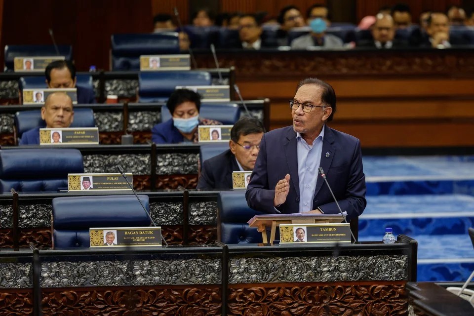 குறைந்த பட்சம் இளங்கலை பட்டம் இருக்க வேண்டும்