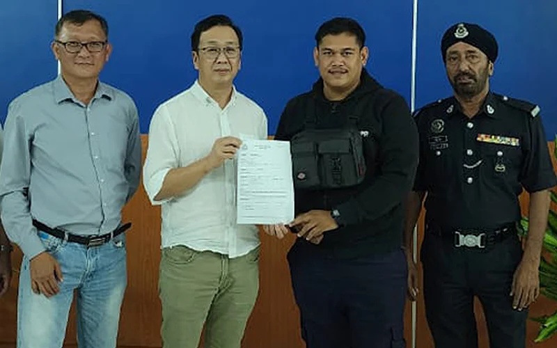 போலீசில் புகார் செய்தார் டோமினிக் லாவ்