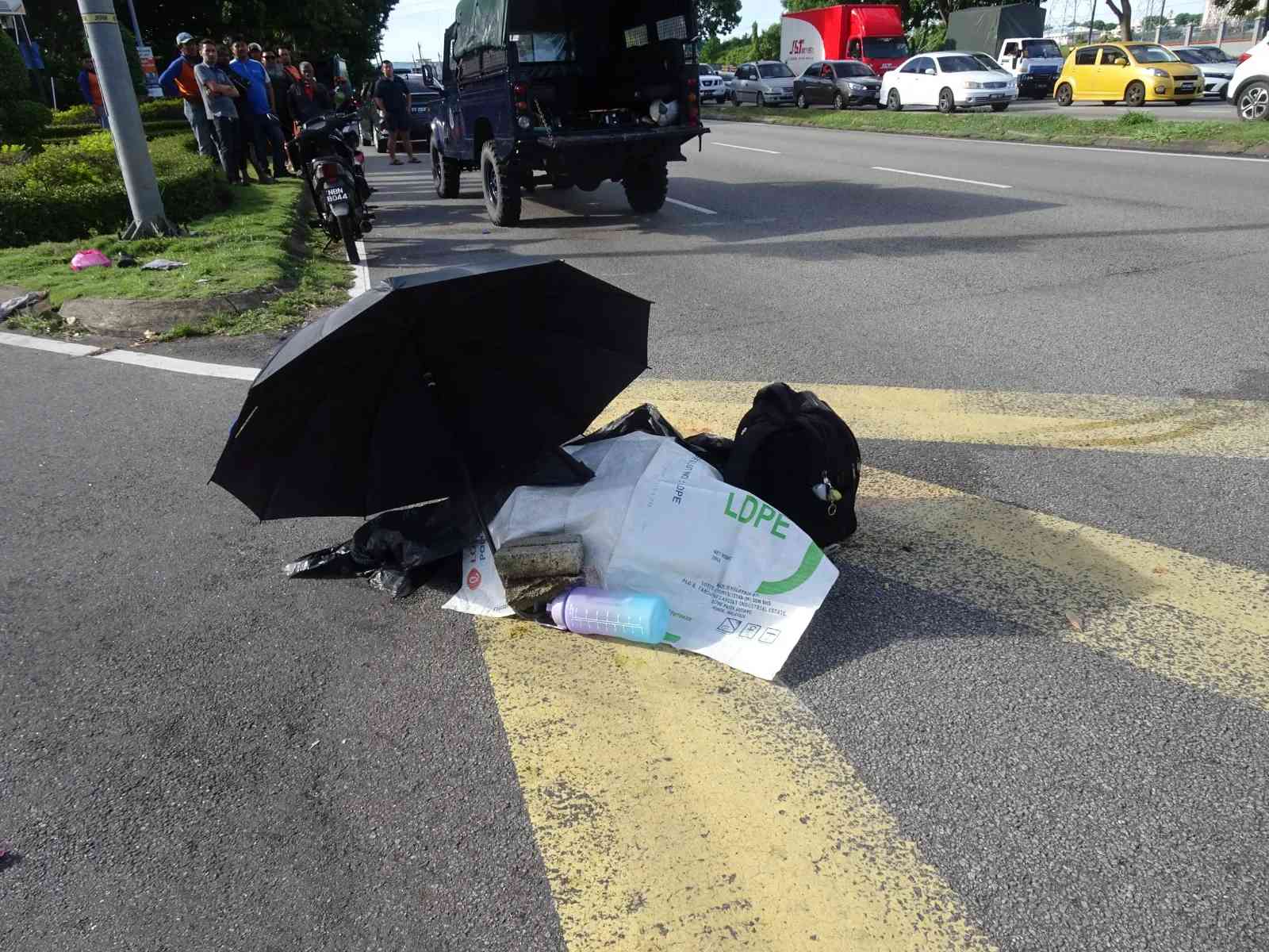 பாதுகாவலர் வாகனத்தினால் அரைப்பட்டு மாண்டார்