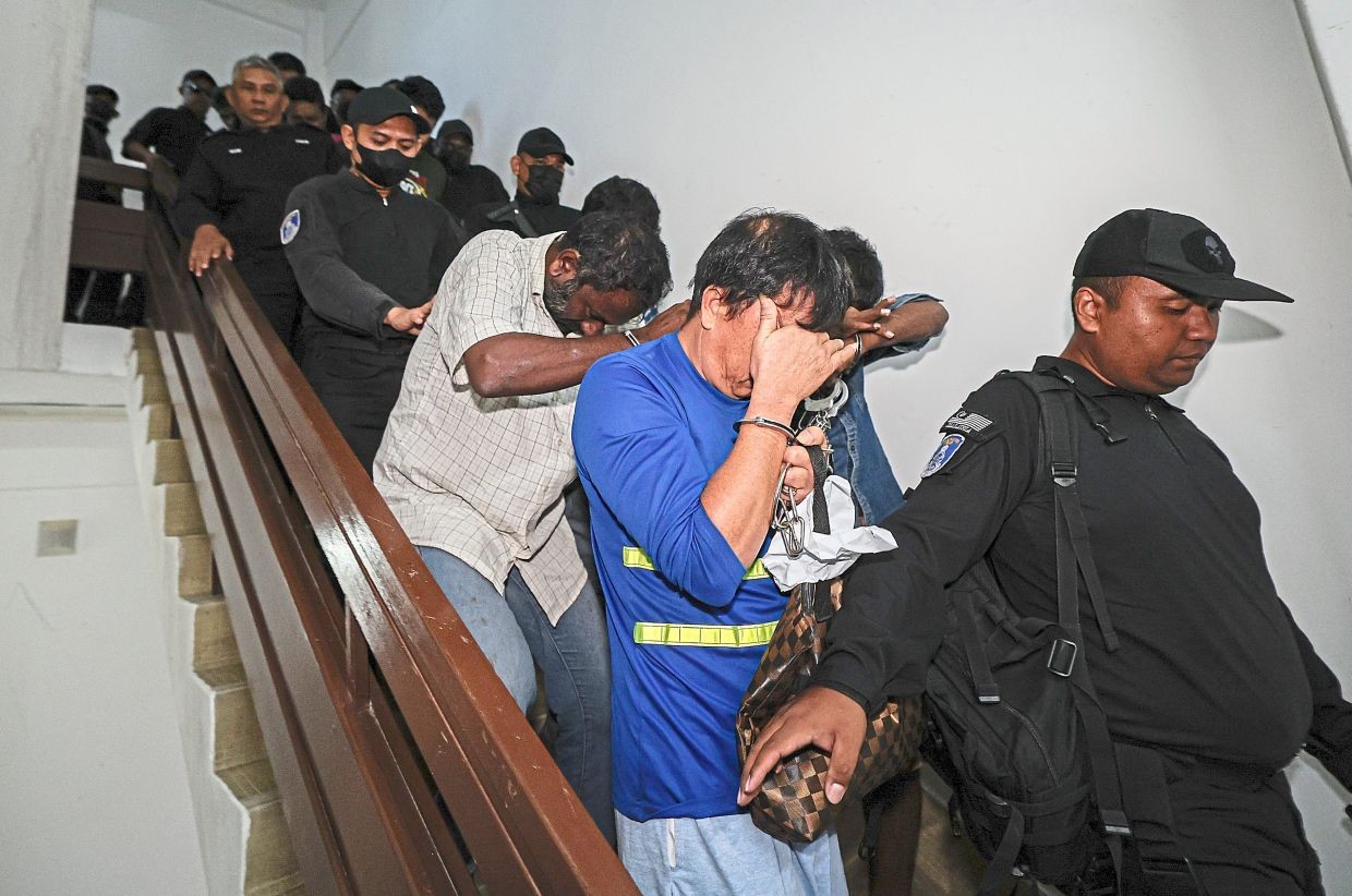 மனித கடத்தலில் ஈடுபட்டதாக பத்து பேர் மீது குற்றச்சாட்டு