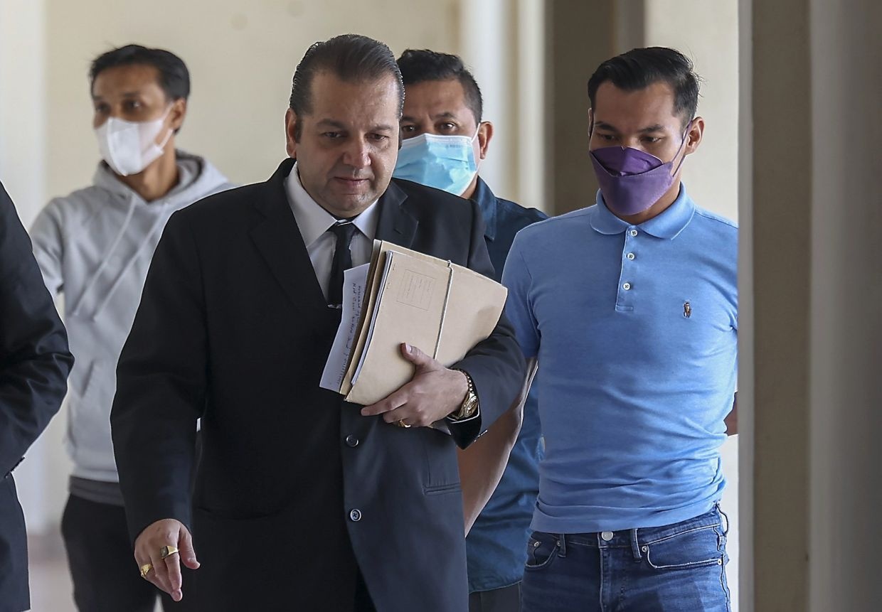 அத்து​மீறி நுழைந்ததாக முன்னாள் தேசிய கால்பந்தாட்ட கேப்டன் ​மீது குற்றச்சா​ட்டு