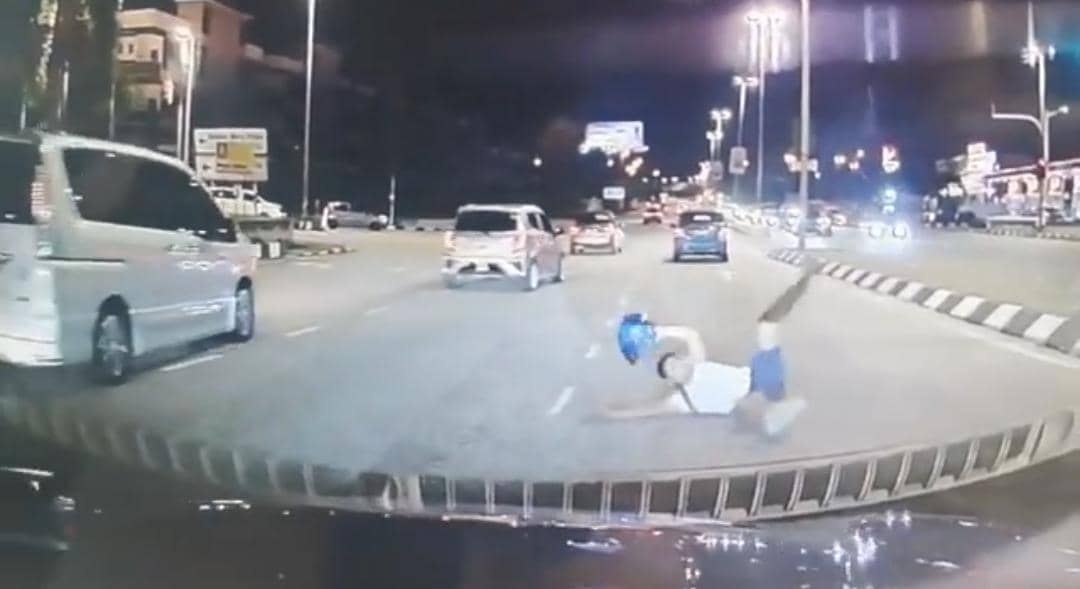 அந்த ஆடவரை போலீசார் தேடி வருகின்றனர்