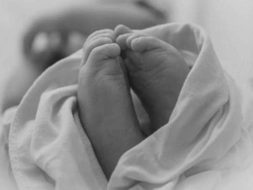 ஆயா ஒருவரால் துஷ்பிரயோகம் செய்யப்பட்டதாக சந்தேகிக்கப்படும் ஆறு மாத குழந்தை உயிரிழந்துள்ளது