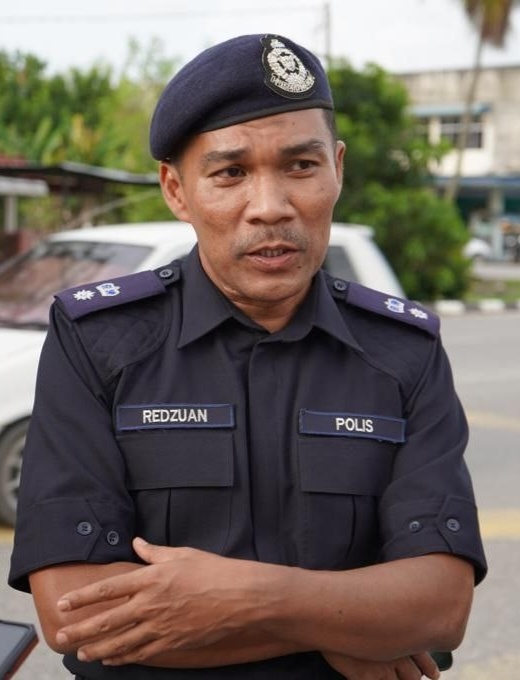 இரு காவல்துறை அதிகாரிகளைக் கத்தியால் தாக்கினர்