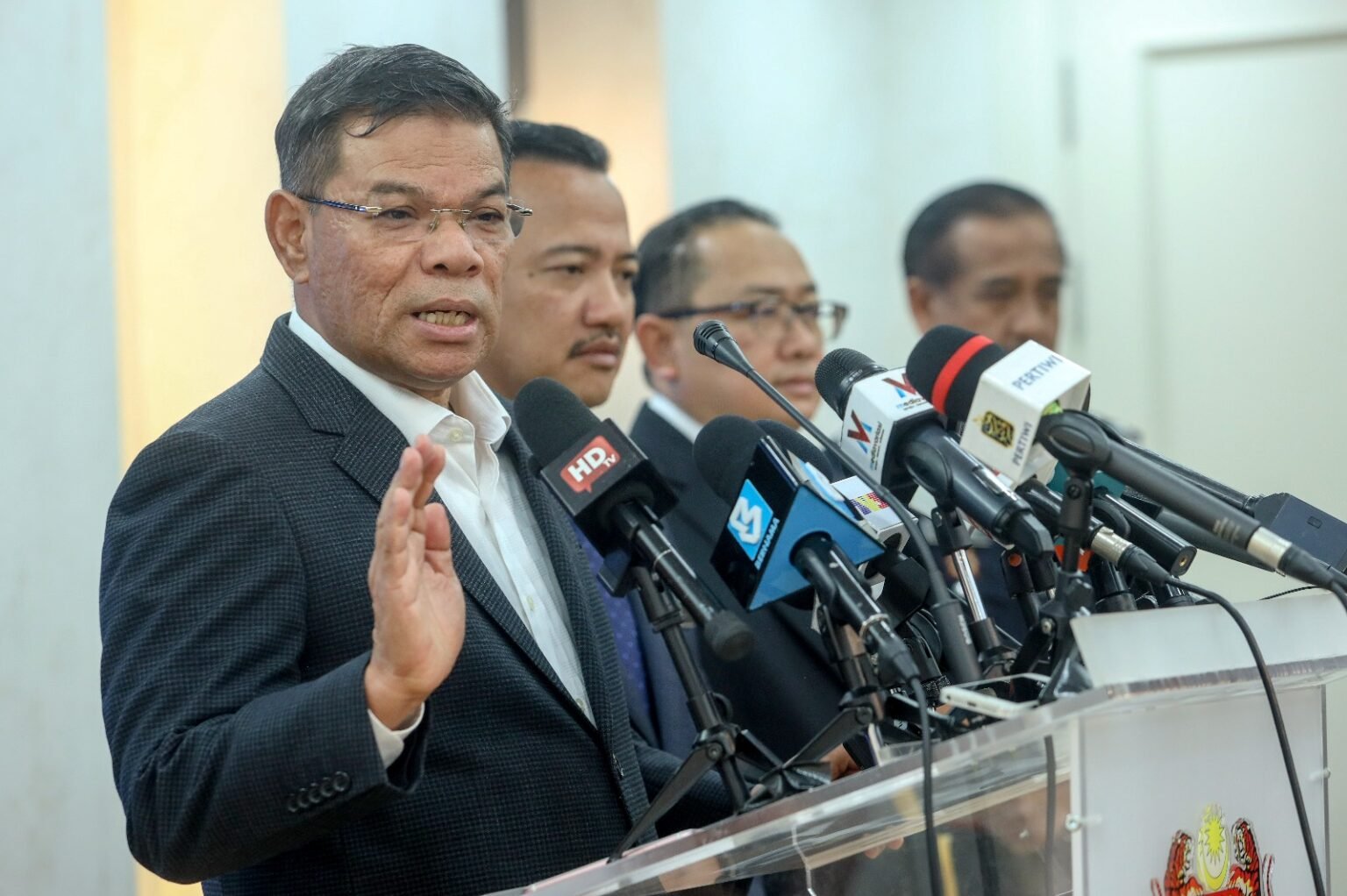 அந்த அதிகாரியின் பெயர் எஸ்பிஆர்எம்மில் சமர்ப்பிக்கப்பட்டுள்ளது